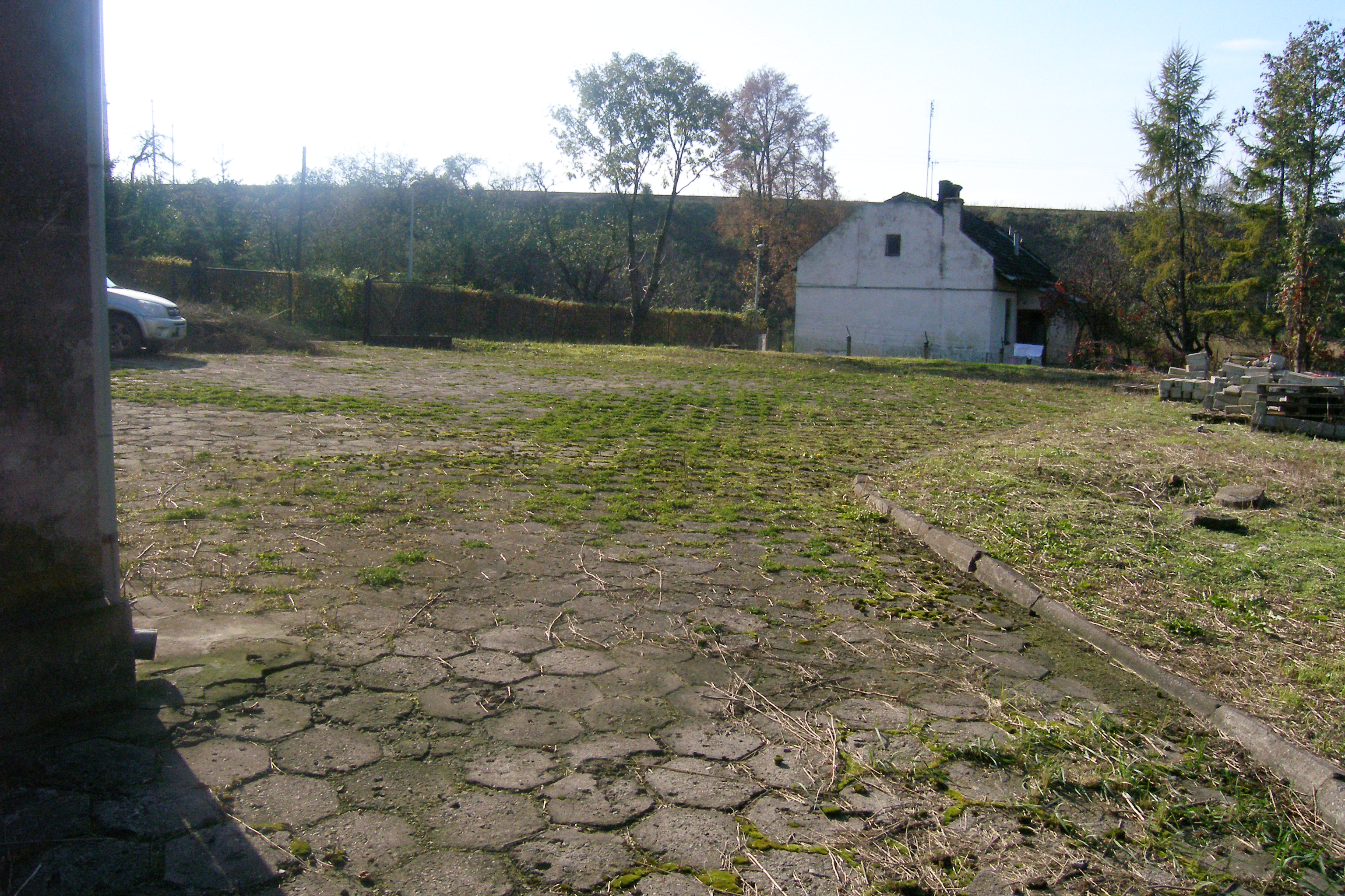 Parking przed budynkiem przemysłowym