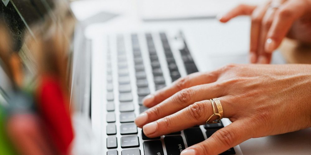 Osoba pisząca na laptopie